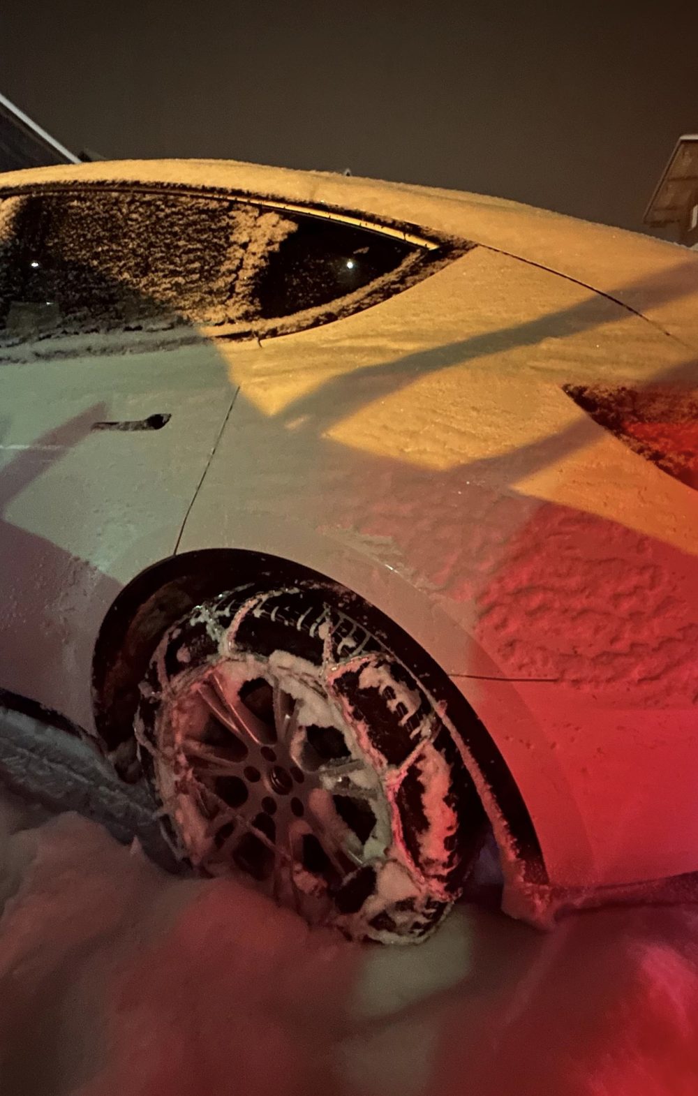 XG-12 Pro 252 gemonteerd op een Tesla Model Y in de sneeuw