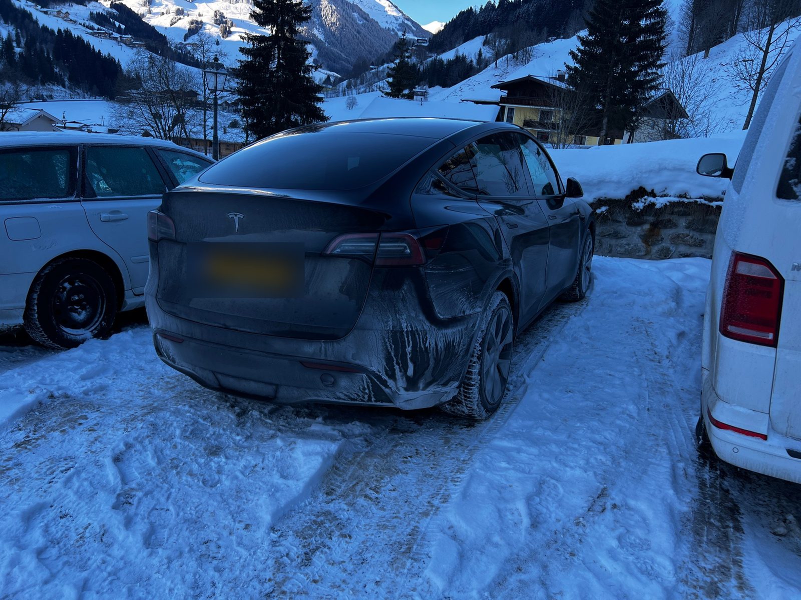 Tesla Model Y in de sneeuw in Oostenrijk